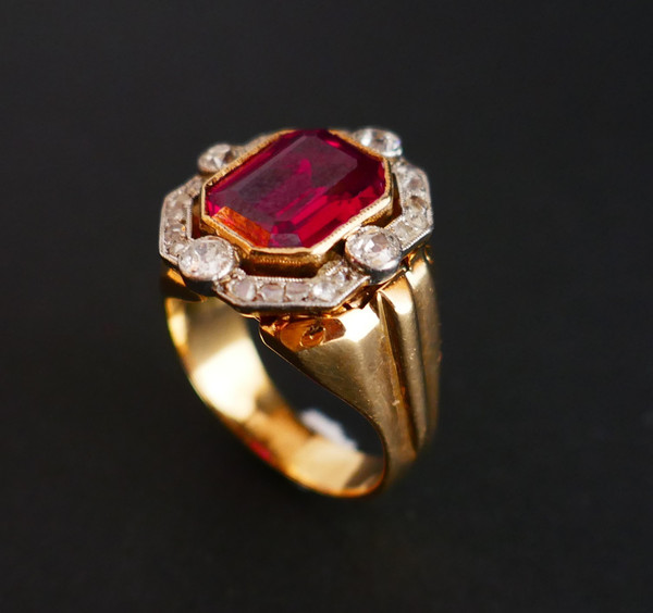 Anello con sigillo Tank con pietra rossa e diamanti, oro 18 carati.