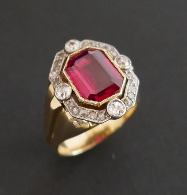 Anello con sigillo Tank con pietra rossa e diamanti, oro 18 carati.