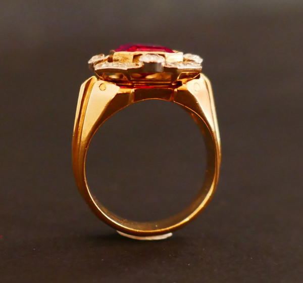 Anello con sigillo Tank con pietra rossa e diamanti, oro 18 carati.