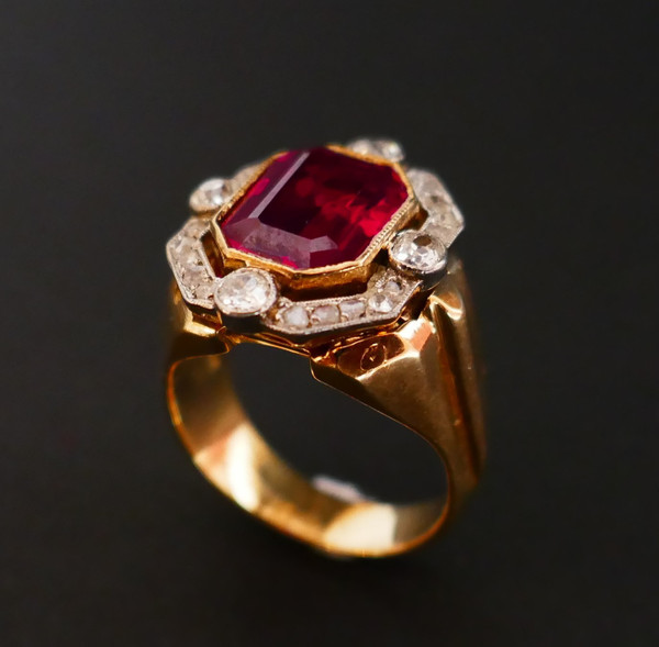 Anello con sigillo Tank con pietra rossa e diamanti, oro 18 carati.