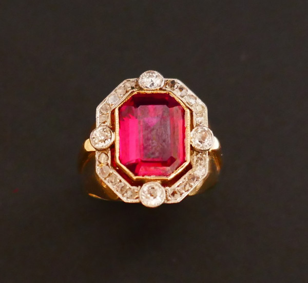 Anello con sigillo Tank con pietra rossa e diamanti, oro 18 carati.