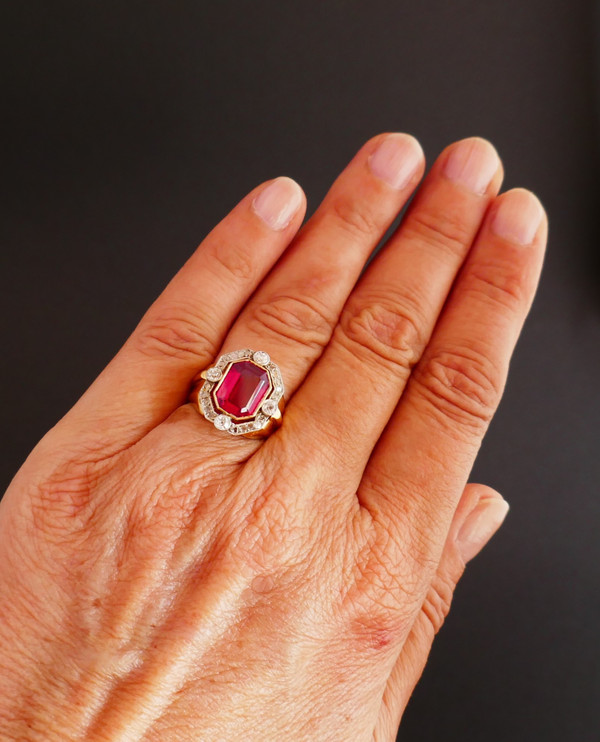 Anello con sigillo Tank con pietra rossa e diamanti, oro 18 carati.