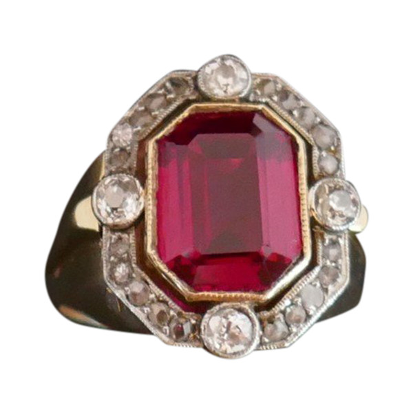 Anello con sigillo Tank con pietra rossa e diamanti, oro 18 carati.