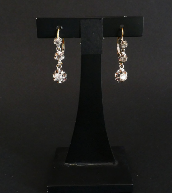 Boucles d'Oreilles Dormeuses Diamants Taille Ancienne Et Diamants Taille Rose.