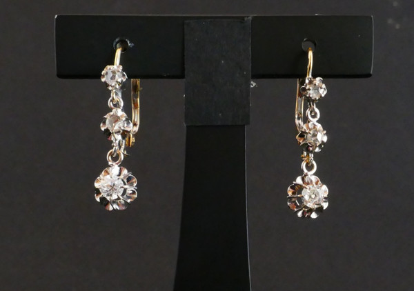 Boucles d'Oreilles Dormeuses Diamants Taille Ancienne Et Diamants Taille Rose.