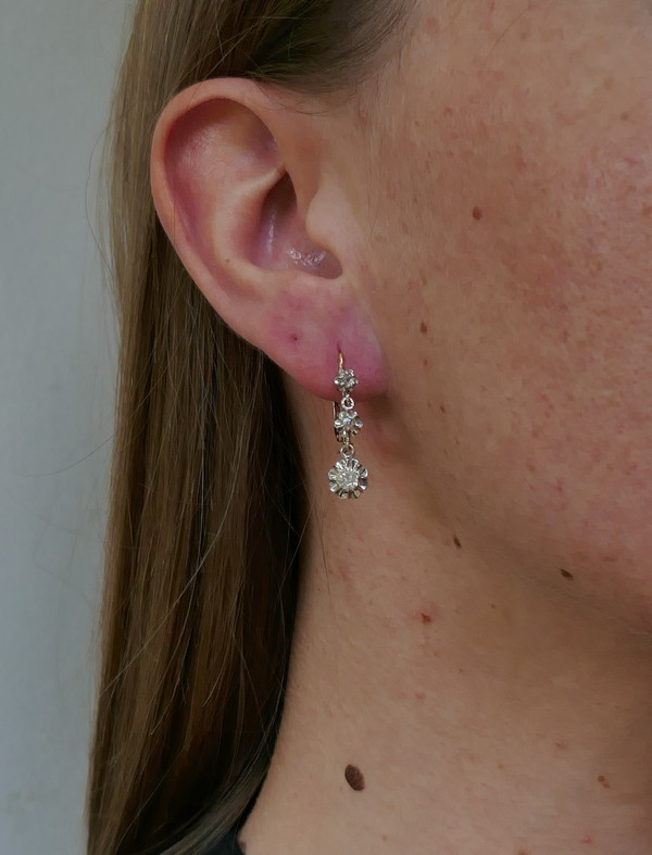 Boucles d'Oreilles Dormeuses Diamants Taille Ancienne Et Diamants Taille Rose.