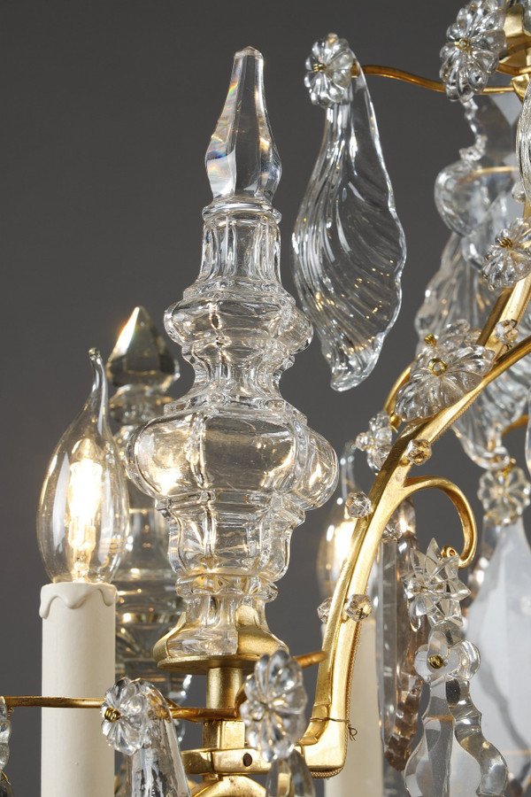 Lampadario a gabbia a sei luci, in bronzo dorato, decorato con nappe e pugnali in cristallo molato