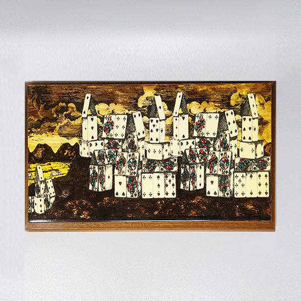 Wunderschöne Original-Spielkartenbox von Piero Fornasetti aus den 1970ern in ausgezeichnetem Zustand. Hergestellt in Italien