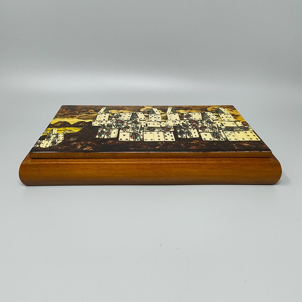 Wunderschöne Original-Spielkartenbox von Piero Fornasetti aus den 1970ern in ausgezeichnetem Zustand. Hergestellt in Italien