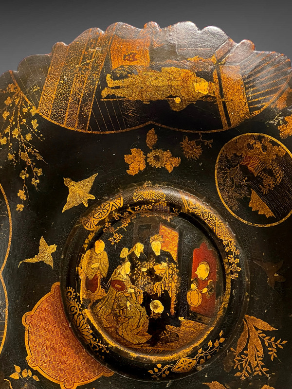 JAPANISCHE PLATTE / TABLETT NAPOLEONISCHER ZEIT III MIT FIGUREN VERZIERT 35 CM