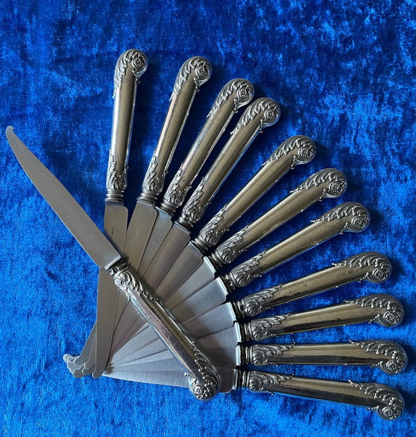 24 dessert knives.