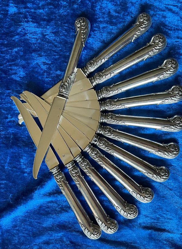 24 dessert knives.