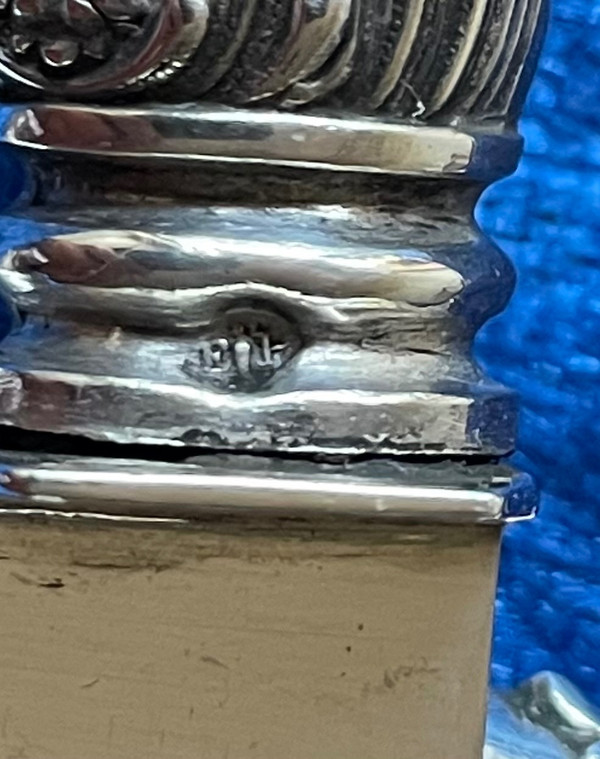 24 dessert knives.