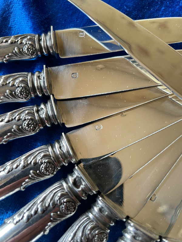 24 dessert knives.