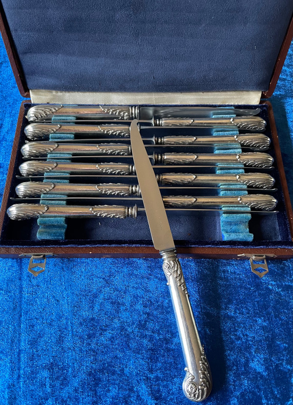 24 dessert knives.