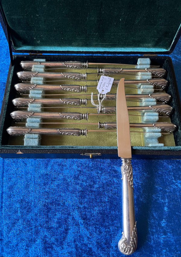 24 dessert knives.