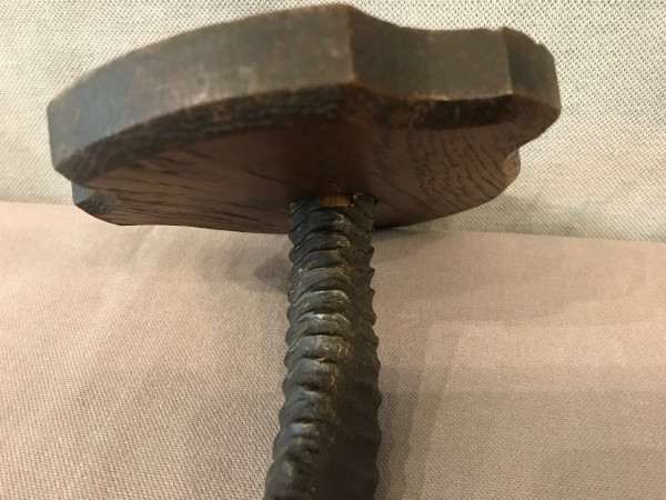 Paire de cornes de gazelle sur support en bois vers 1900