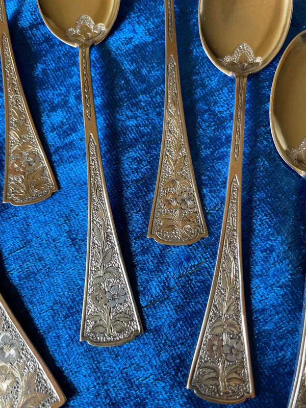 13-piece ice-cream set.