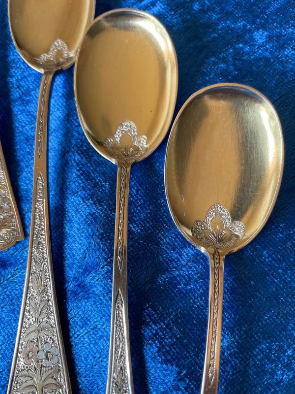 13-piece ice-cream set.