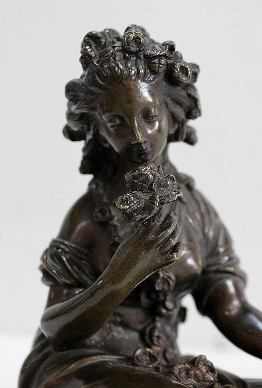  Bronze à Patine Brune d’une « Jeune Fille aux Fleurs » – Début XXe 