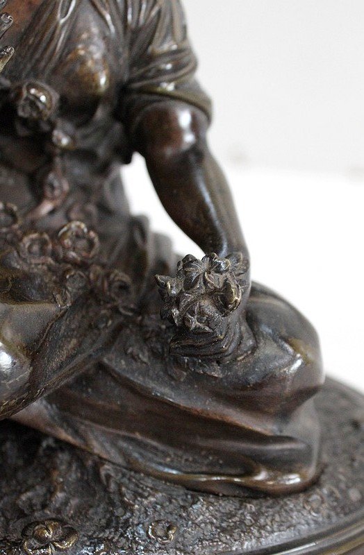  Bronze à Patine Brune d’une « Jeune Fille aux Fleurs » – Début XXe 