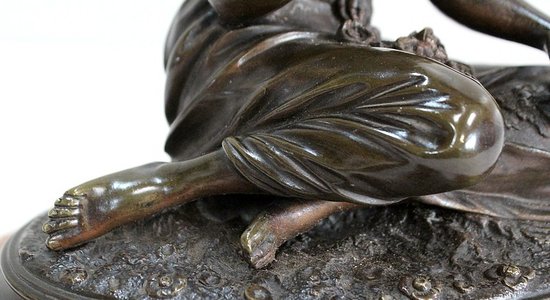  Bronze à Patine Brune d’une « Jeune Fille aux Fleurs » – Début XXe 