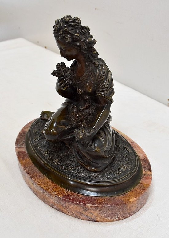  Bronze à Patine Brune d’une « Jeune Fille aux Fleurs » – Début XXe 