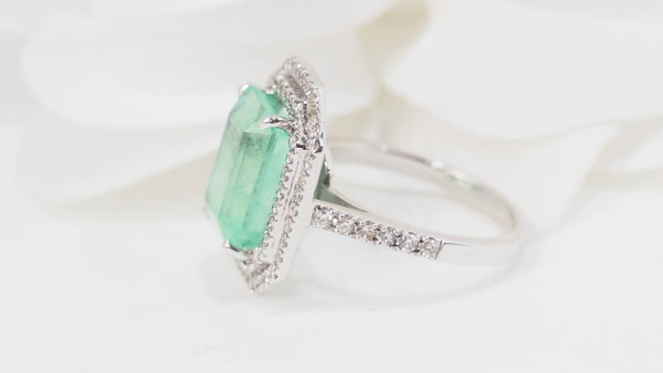 Anello a doppio cerchio in oro bianco, smeraldo colombiano certificato e diamanti