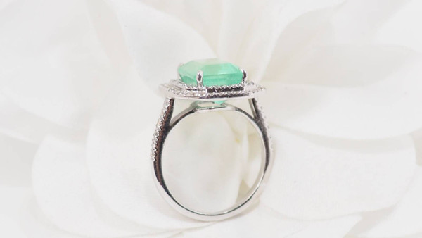 Anello a doppio cerchio in oro bianco, smeraldo colombiano certificato e diamanti