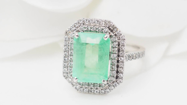 Anello a doppio cerchio in oro bianco, smeraldo colombiano certificato e diamanti