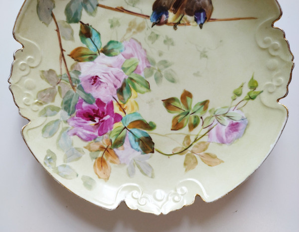 Limoges Plat En Porcelaine Peinte Les Roses Et Les Oiseaux