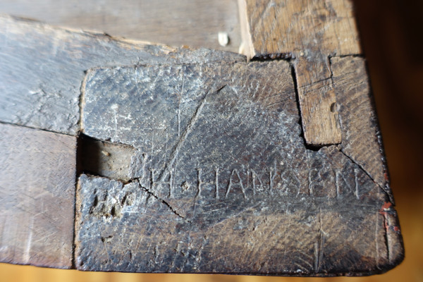 Hubert Hansen : Cassettiera d'epoca Luigi XV in impiallacciatura satinata - timbrata