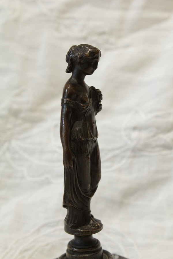 Scultura in bronzo di donna in stile antico, fine XIX secolo