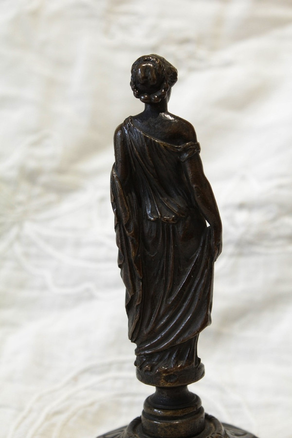 Scultura in bronzo di donna in stile antico, fine XIX secolo