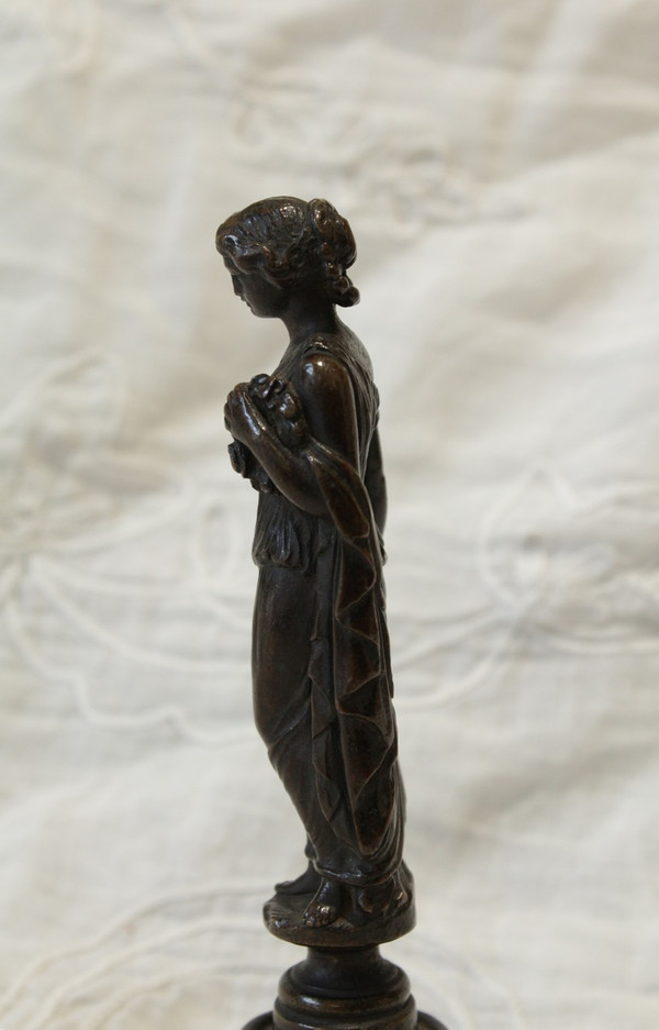 Scultura in bronzo di donna in stile antico, fine XIX secolo