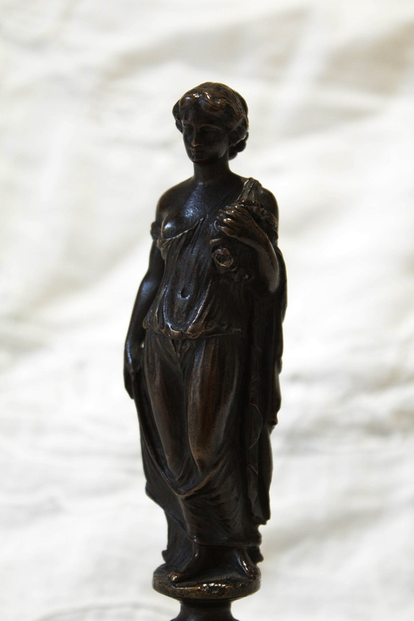 Scultura in bronzo di donna in stile antico, fine XIX secolo