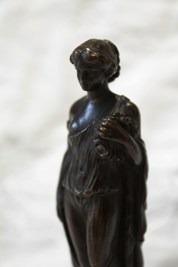 Scultura in bronzo di donna in stile antico, fine XIX secolo