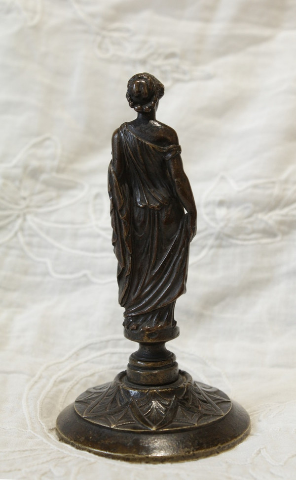Scultura in bronzo di donna in stile antico, fine XIX secolo