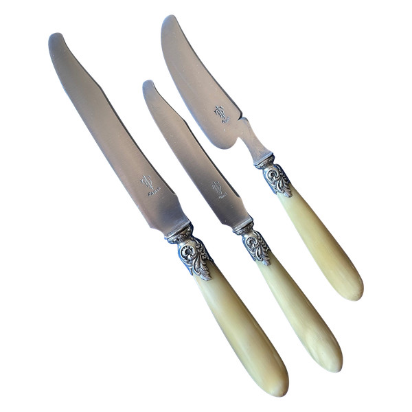 Knives with horn handles.