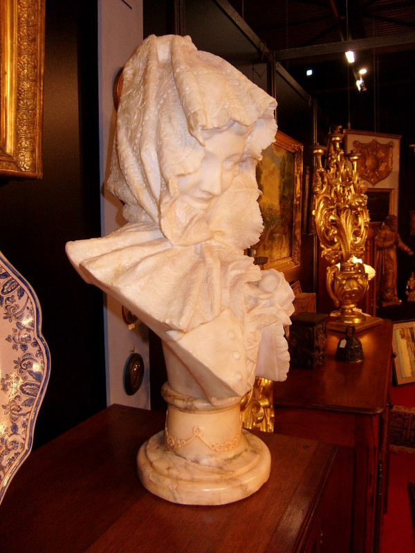 Busto di ragazza in stile Art Nouveau