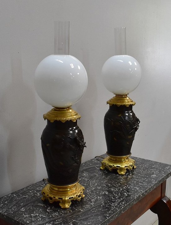 Paire de Lampes Asiatiques à Patine Brune - 1900