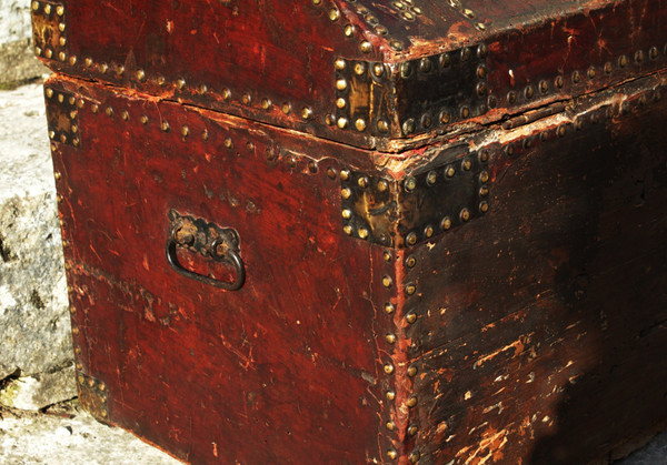 Coffre de voyage en cuir clouté  époque 18ème siècle