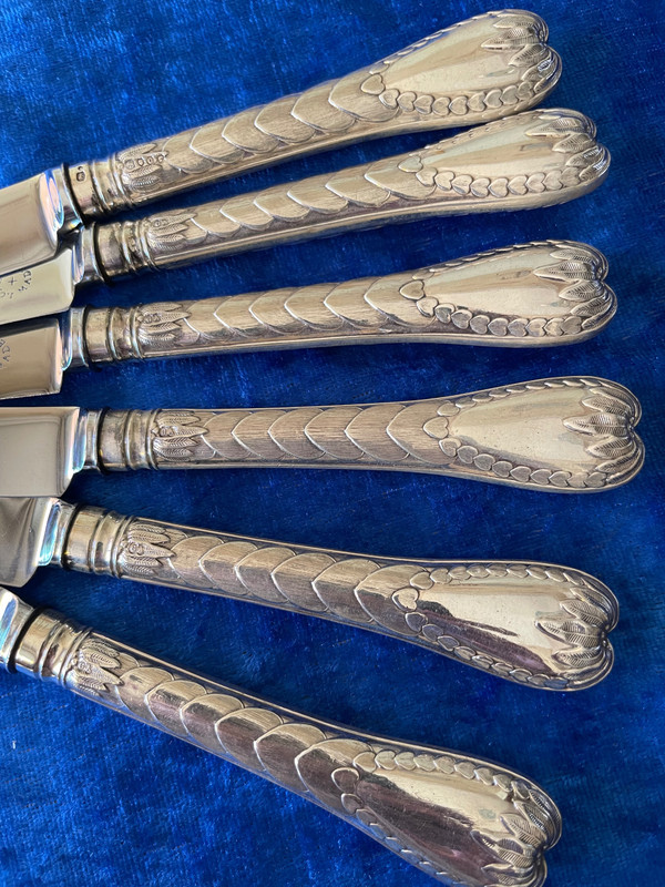 6 dessert knives.