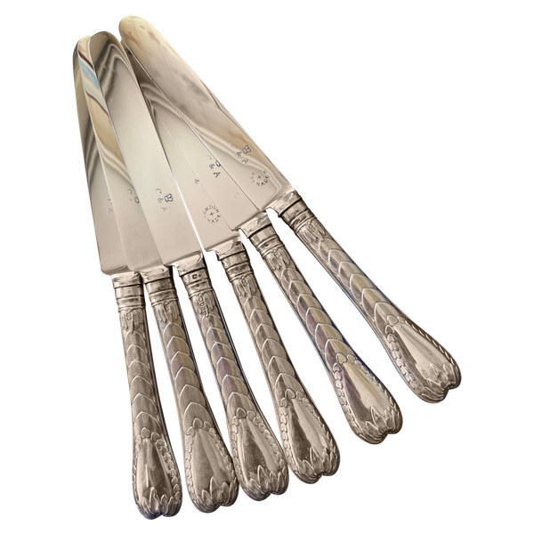 6 dessert knives.