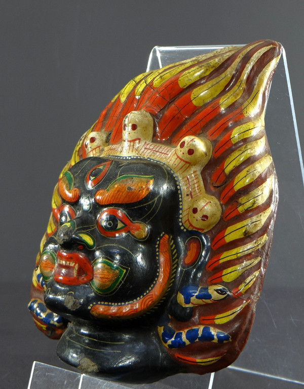 Tibet, erste Hälfte des 20. Jahrhunderts, Polychrome Maske aus Buntkarton, die Mahakala darstellt.