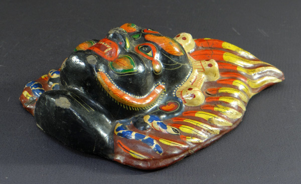 Tibet, erste Hälfte des 20. Jahrhunderts, Polychrome Maske aus Buntkarton, die Mahakala darstellt.