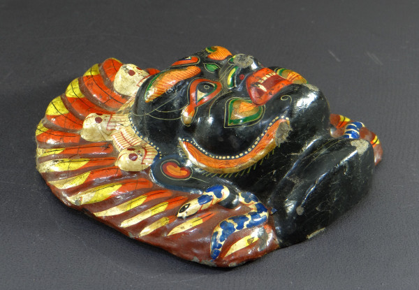 Tibet, erste Hälfte des 20. Jahrhunderts, Polychrome Maske aus Buntkarton, die Mahakala darstellt.