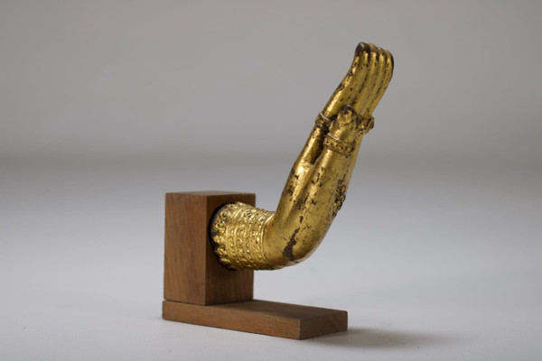 Mano di Buddha in bronzo dorato