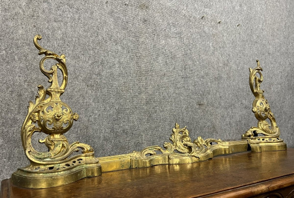 Gilded bronze hearth bar decorated with scrolls, acanthus leaves and openwork vases