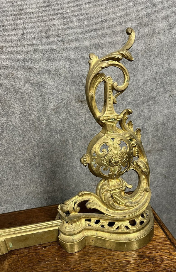 Gilded bronze hearth bar decorated with scrolls, acanthus leaves and openwork vases